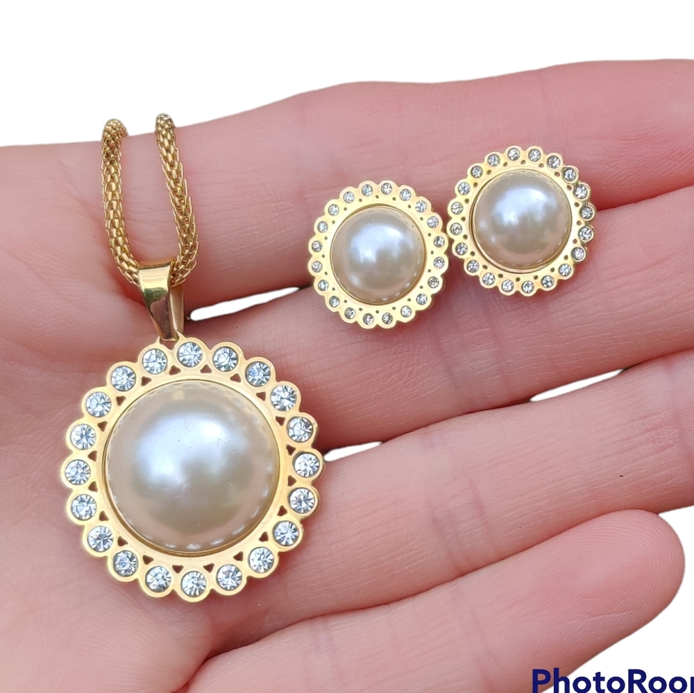 Gold plated necklace and earrings set